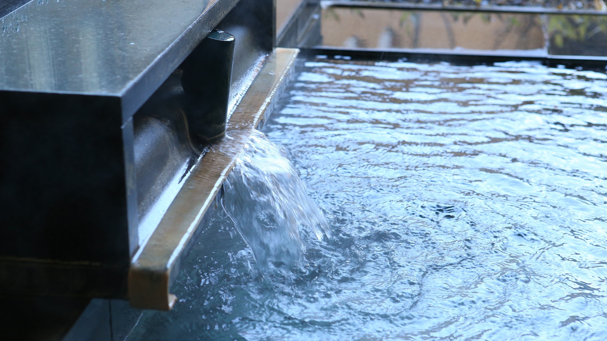 【庭樹の湯】泉質は、肌に優しい柔らかな単純硫黄泉。良質な源泉かけ流しをご堪能ください。