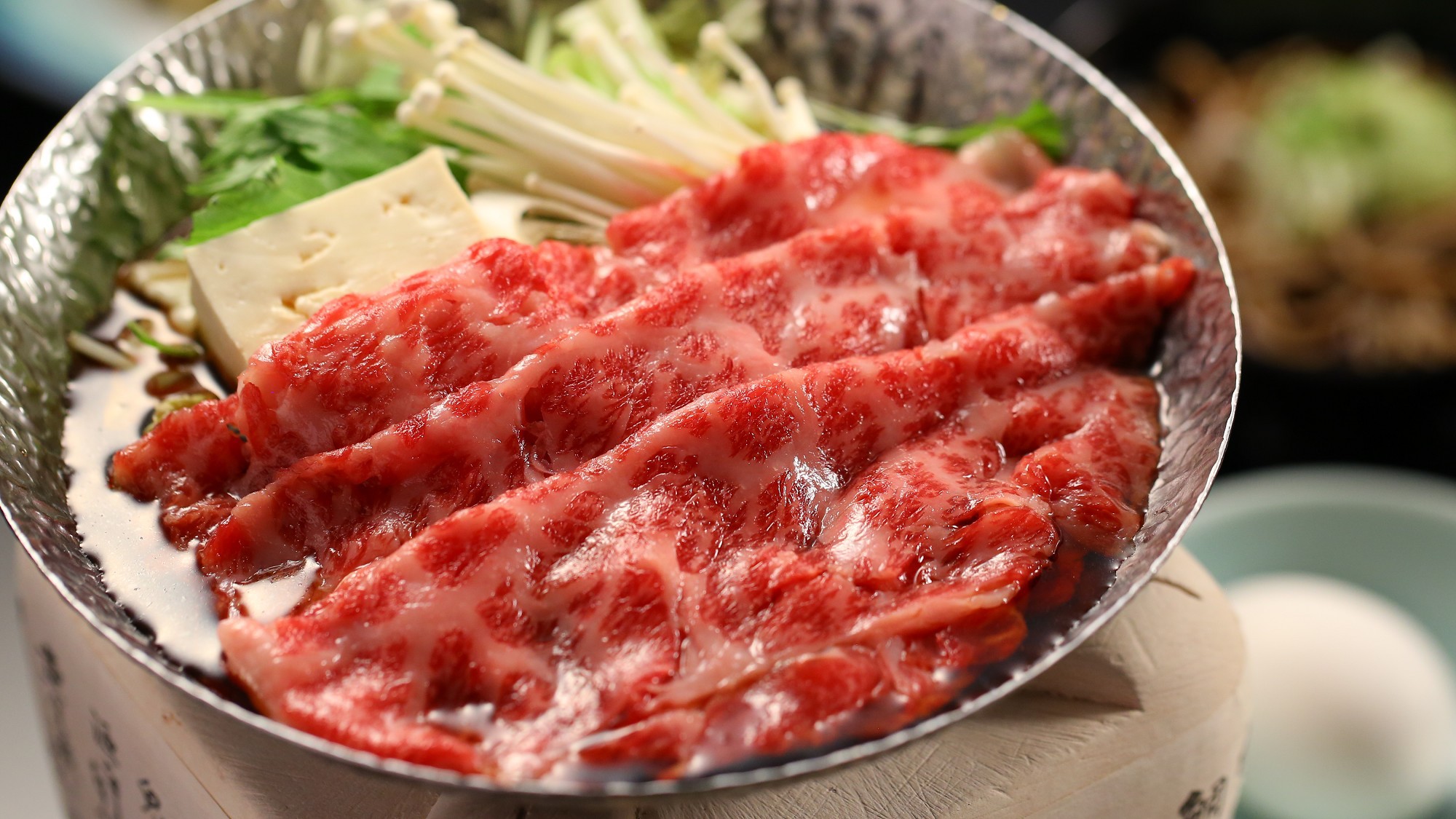 国産牛すき焼き。自然豊かな信州で育った牛肉を、贅沢にすき焼きで。