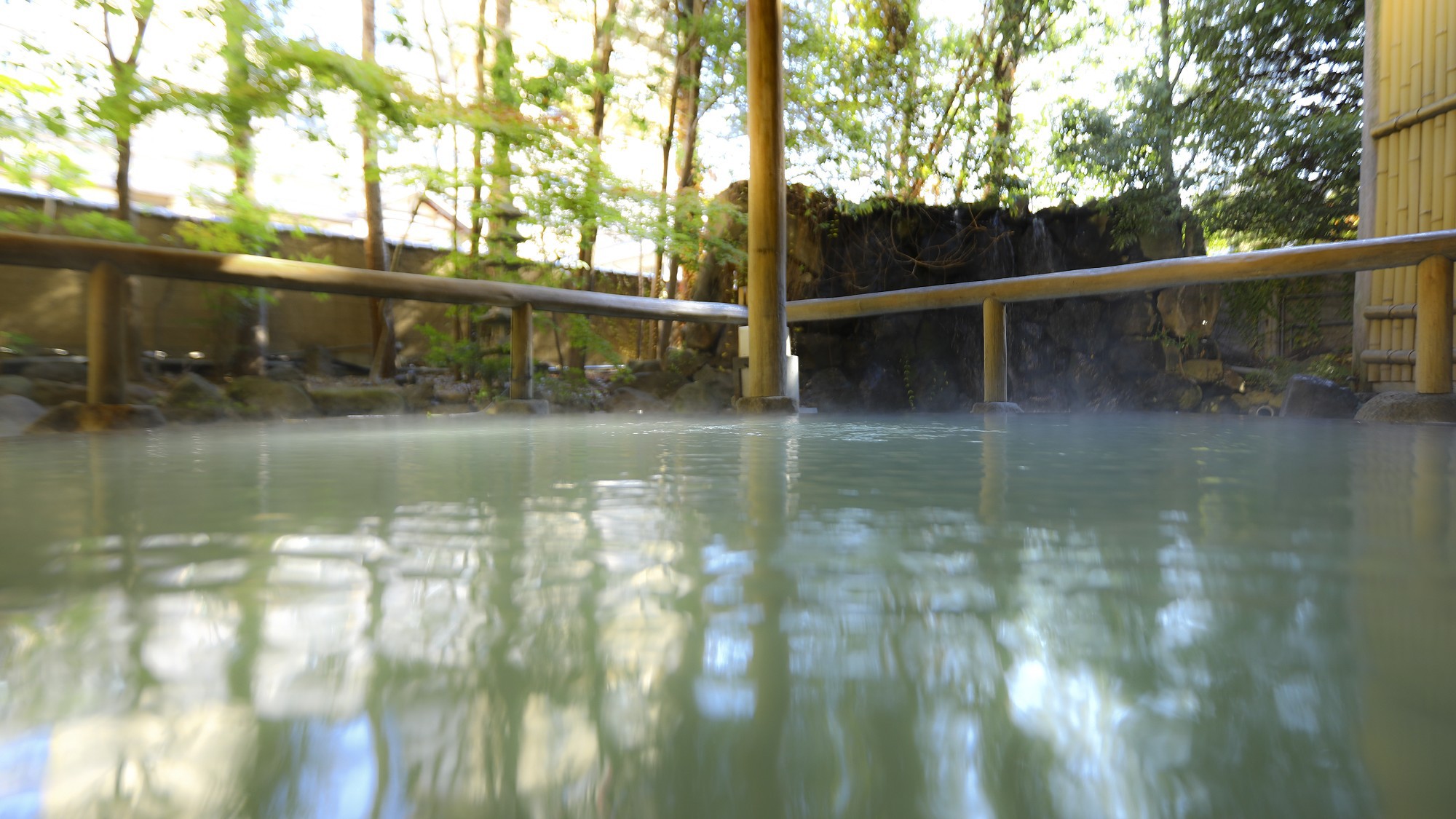 【聴瀧の湯】溢れた温泉が流れ込む池と庭に囲まれた露天です。