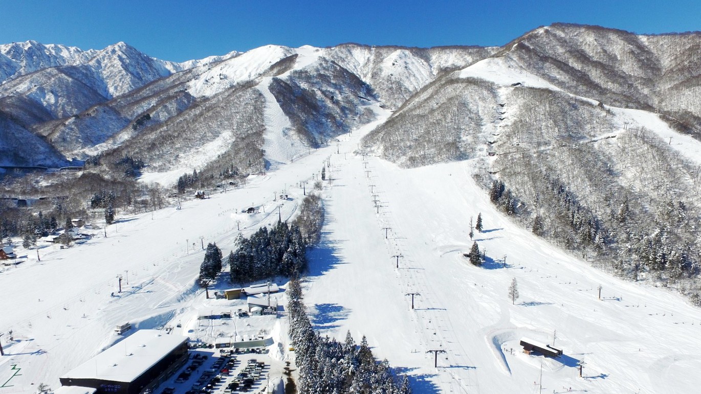 白馬五竜スキー場当館はシャトルバス乗り場目の前！＂とおみゲレンデ＂ まで徒歩7分