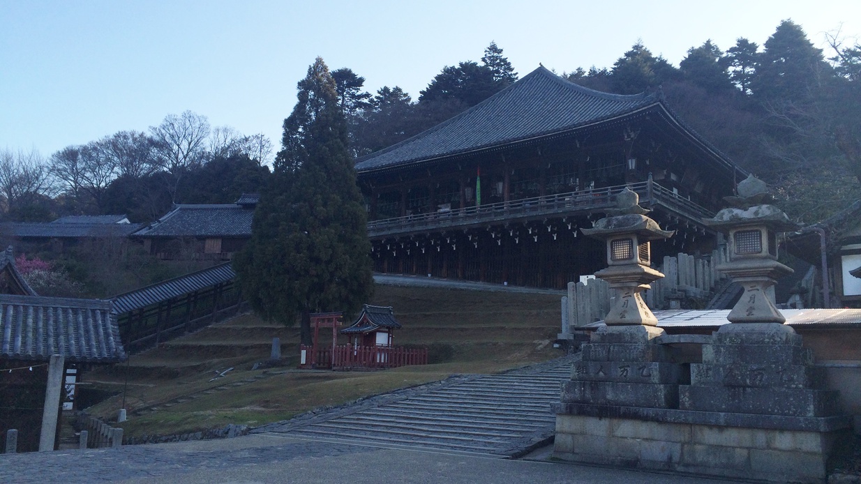 *東大寺二月堂：奈良の早春の風物詩「お水取り」が行われる建物です