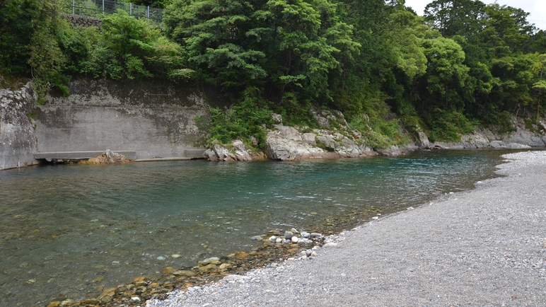 *【銚子川】透明度が非常に高く、「銚子川ブルー」と呼ばれています。（車で20分）