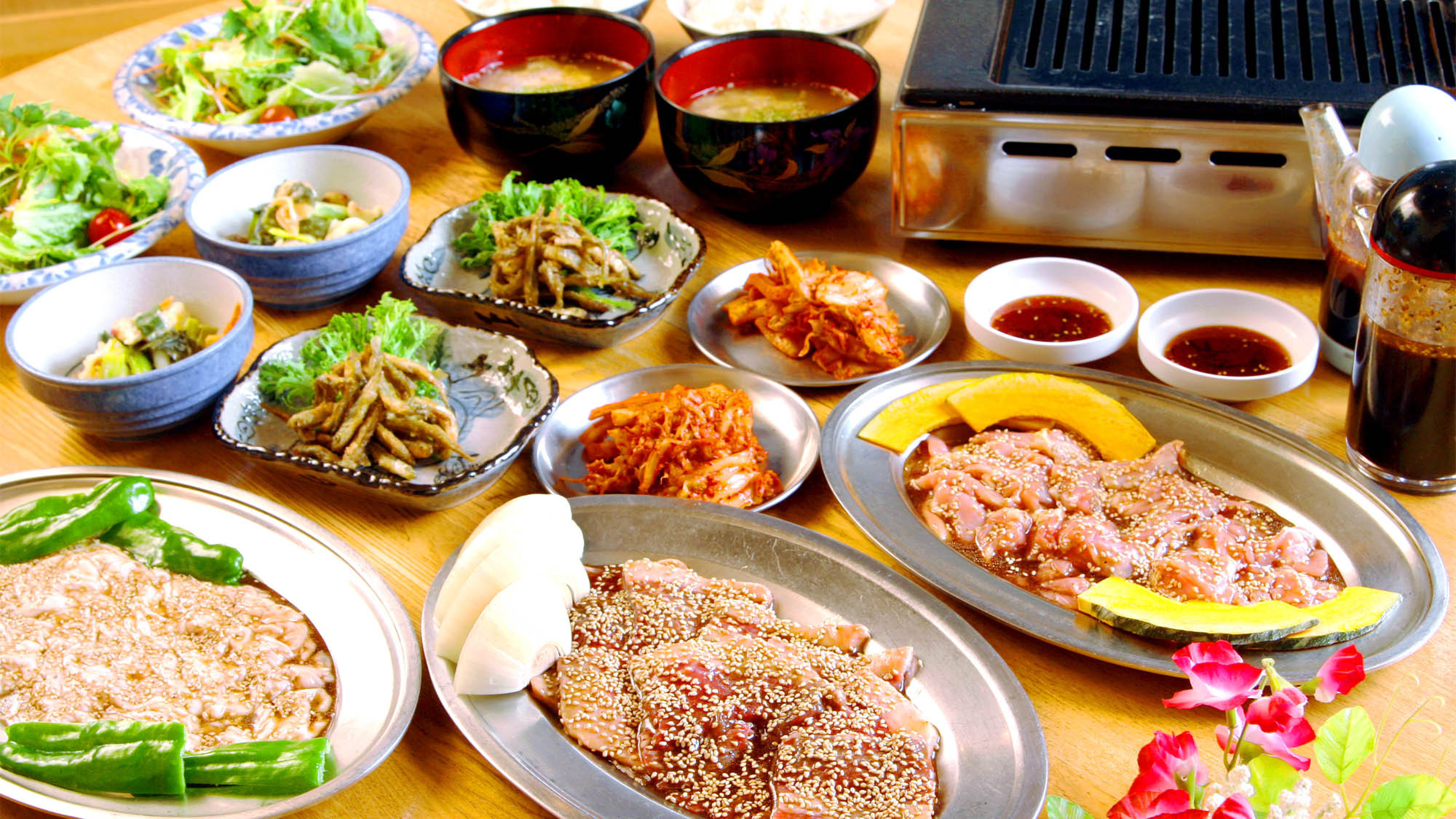 ・【焼肉スペシャル一例】お肉にご飯、スープ、小鉢などがセットになっています