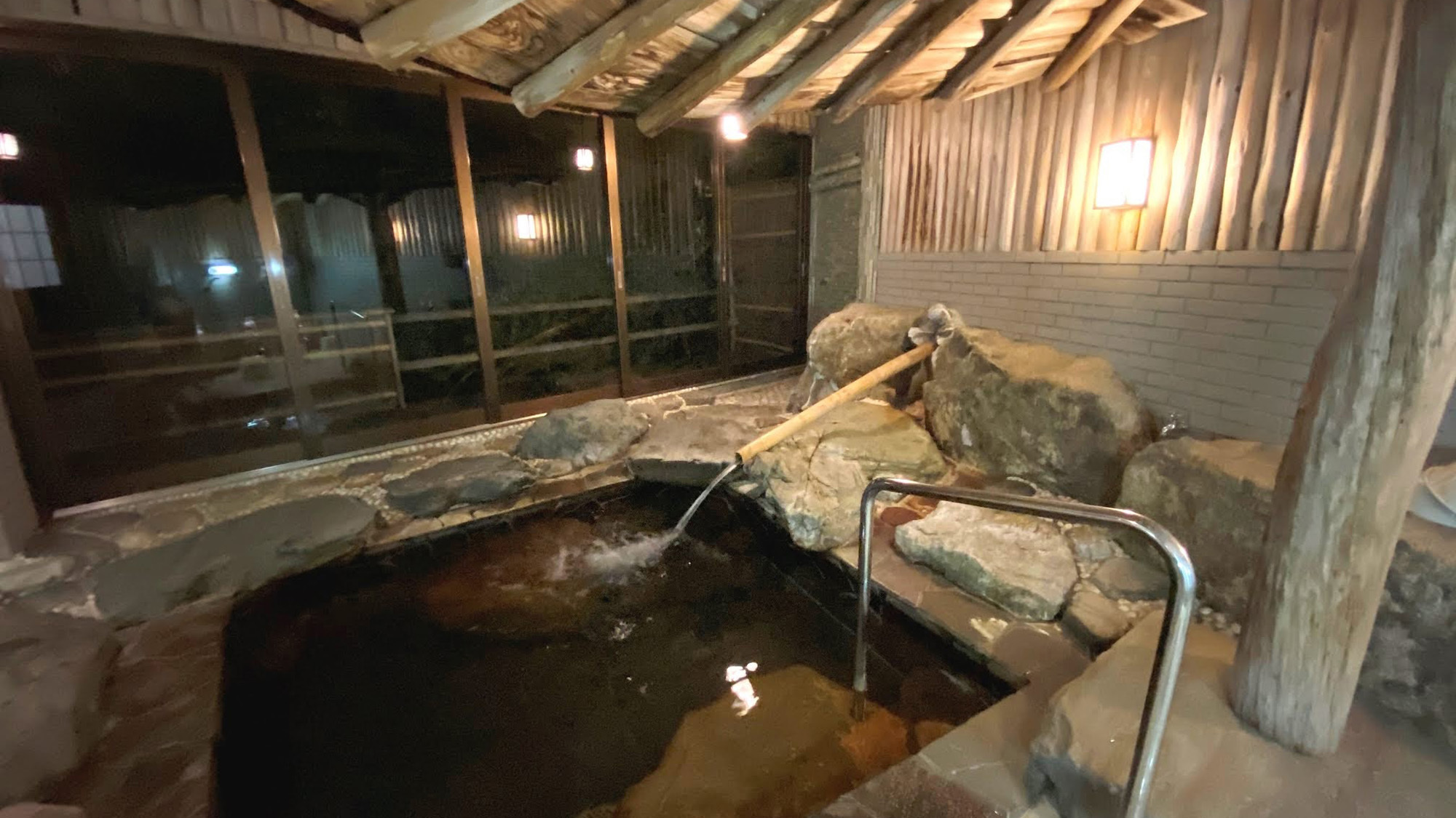 ・【風呂】当施設の岩風呂はミネラル豊富な湧水を沸かしたお湯を使用しています