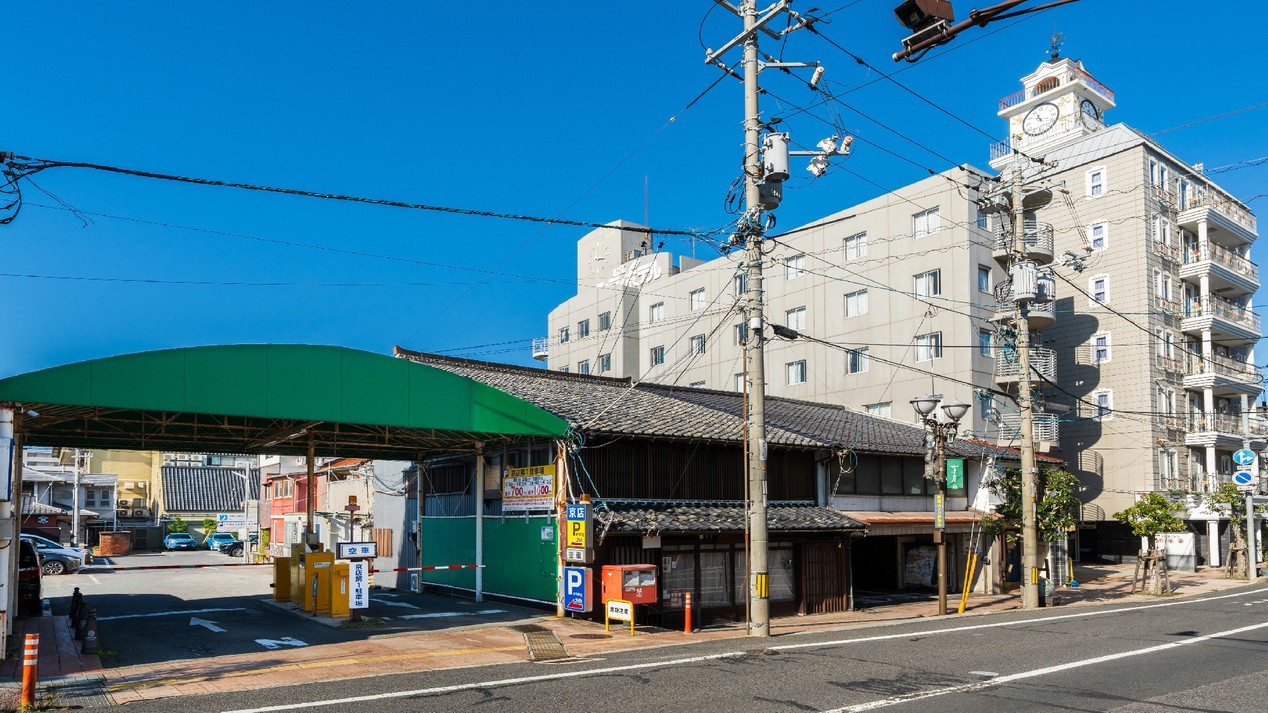 当館の３軒隣に提携の京店第一駐車場があります。注意事項がありますのでフロントにお尋ね下さい。