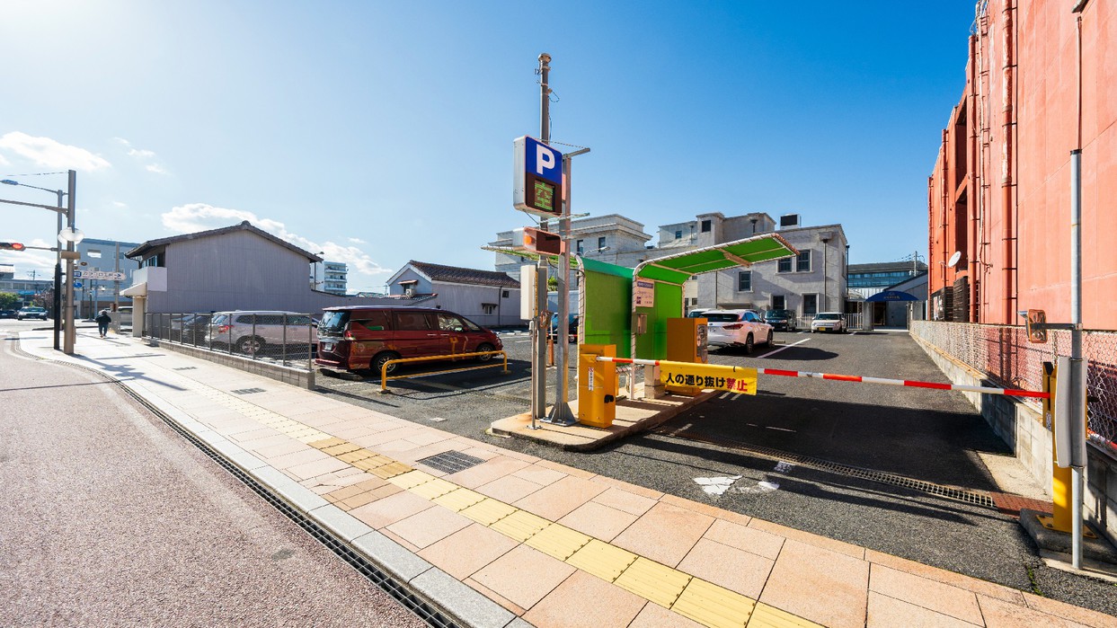 当館より徒歩５分の提携駐車場の王水堂カラコロ駐車場です。注意事項がありますのでフロントにお尋ね下さい