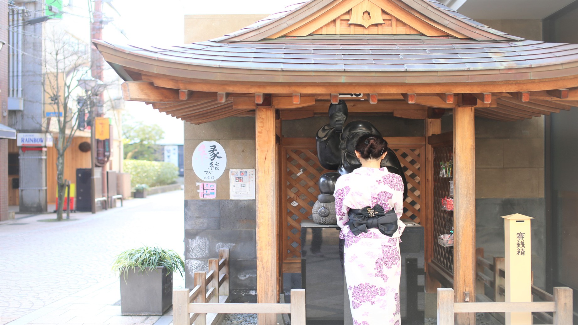 当館より徒歩１分「カラコロ大黒様」