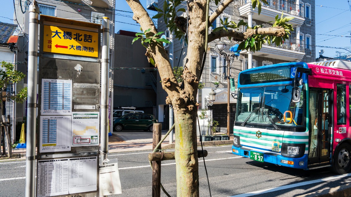 ＪＲ松江駅方面へのバス停「大橋北詰」は当館真ん前にあります。ＪＲ松江駅へも約６分でＯＫです！