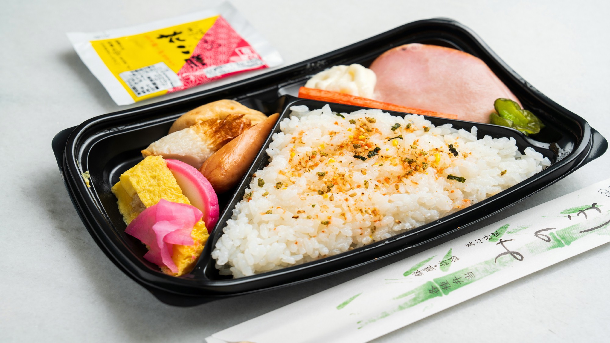 軽朝食弁当はＡＭ６：３０よりご宿泊部屋の階のエレベーター前の小テーブルにご用意。添い寝の方は対象外
