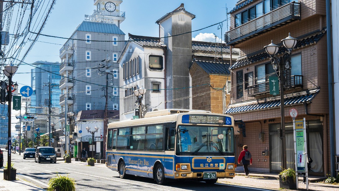 ＪＲ松江駅方面からのバス停は当館を過ぎて５０ｍ北にあります。松江しんじ湖温泉駅方面はこのバス停から