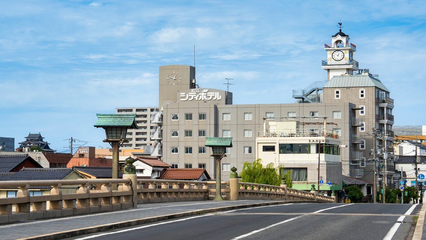 銘橋「松江大橋」から望む松江城と松江シティホテル