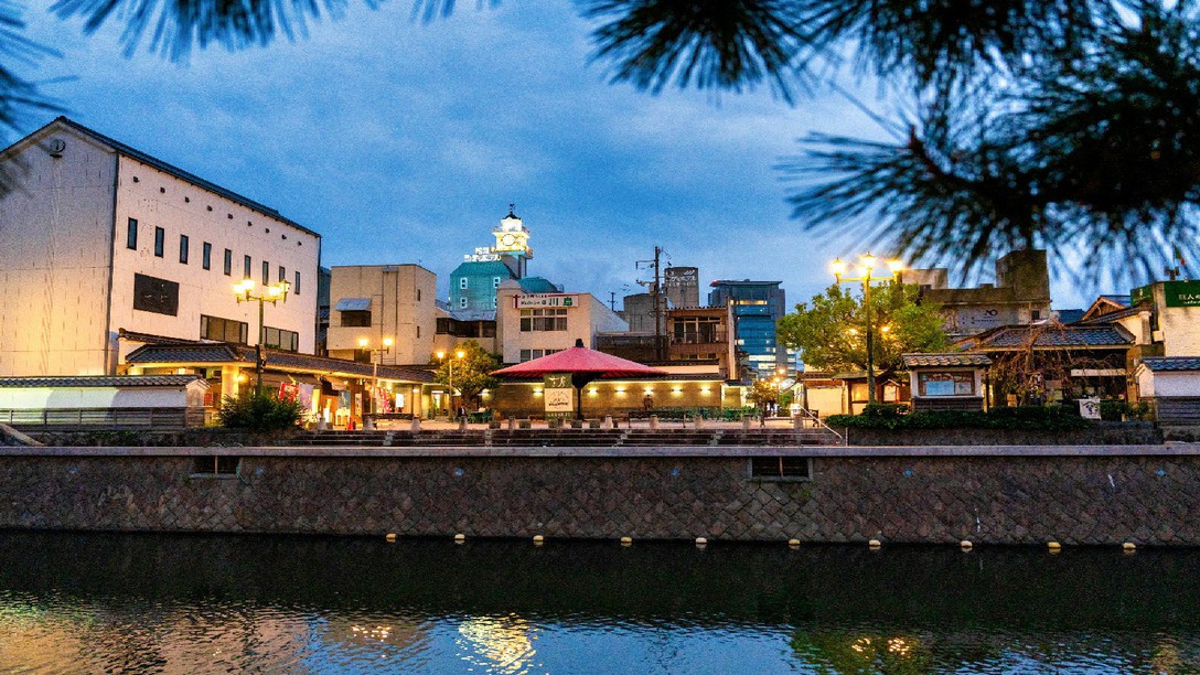 京橋川（堀川）の向こうにカラコロ広場と当館時計台