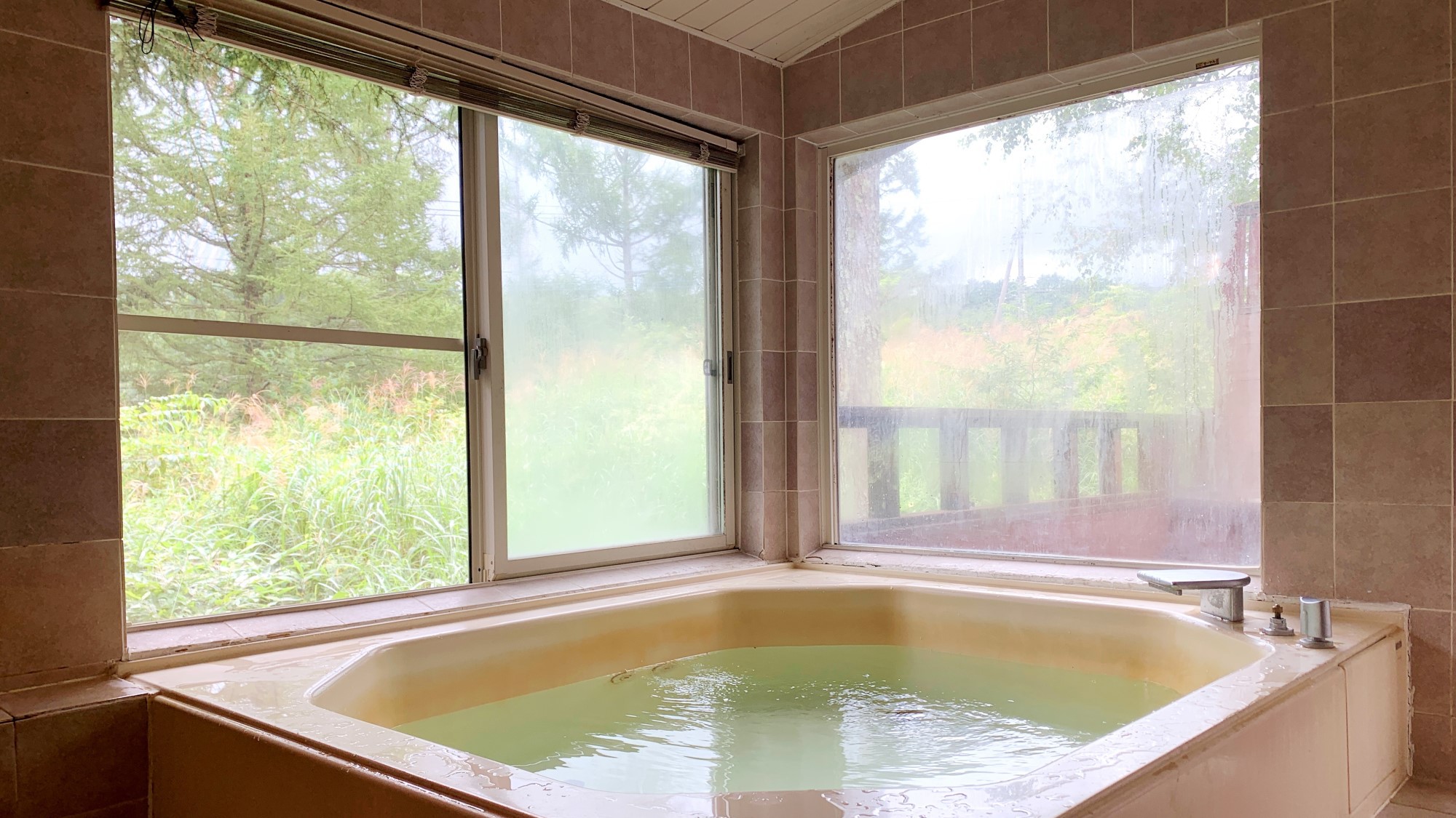 内風呂大きい窓から景色が展望できます