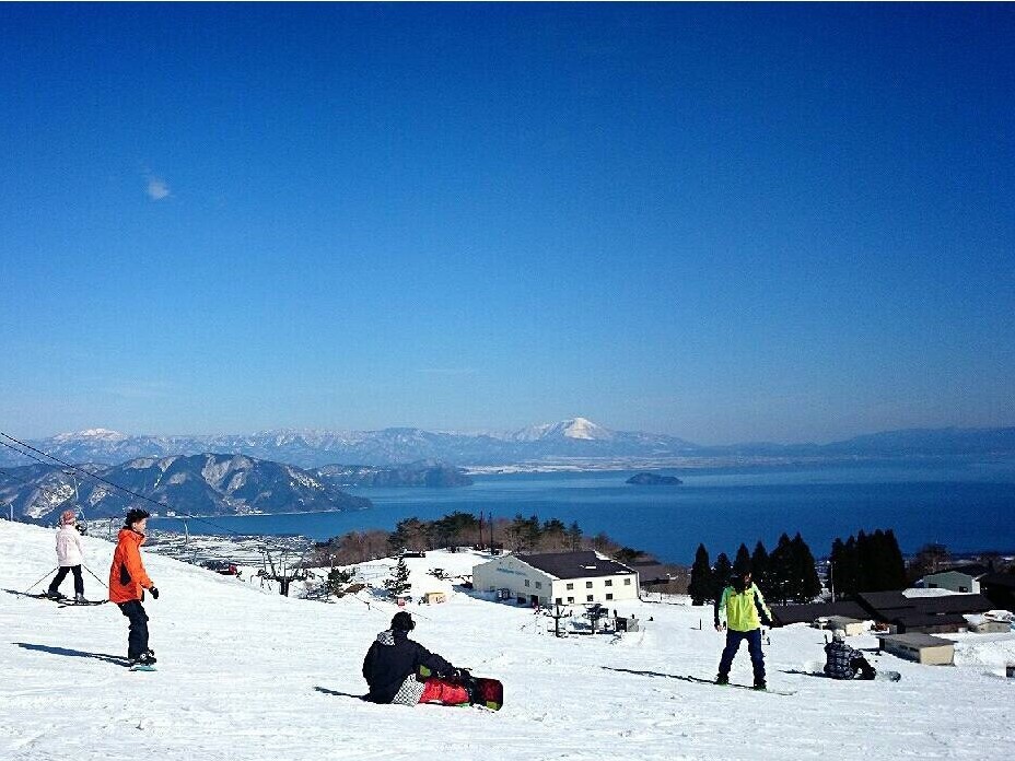 琵琶湖が一望出来る箱舘山スキー場まで車で約２０分です。