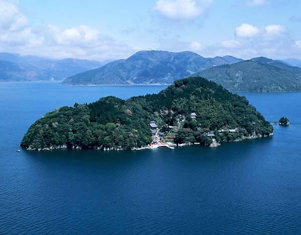 琵琶湖に浮かぶパワースポット竹生島