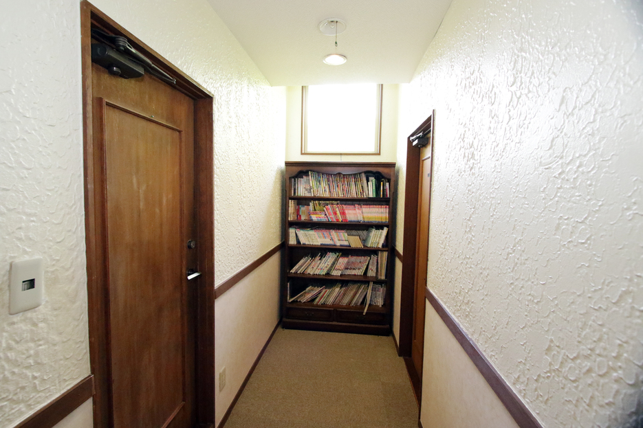 ２階廊下突き当りの本棚