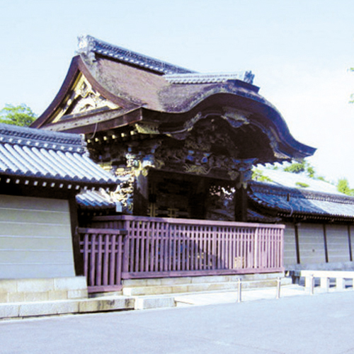 【国宝の唐門】京都の国宝3大唐門の一つ、西本願寺国宝唐門（日暮門）。当館よりすぐのところです。