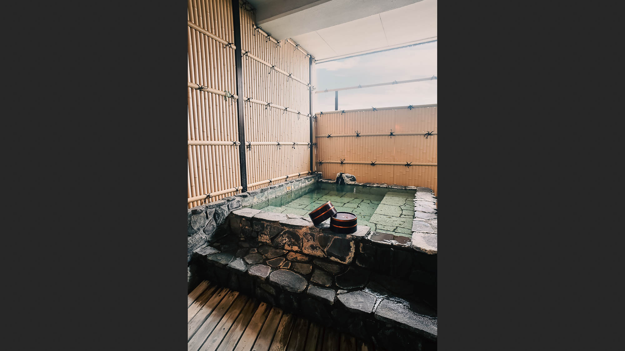 天神の湯（露天風呂・殿方）／大浴場併設の露天風呂。