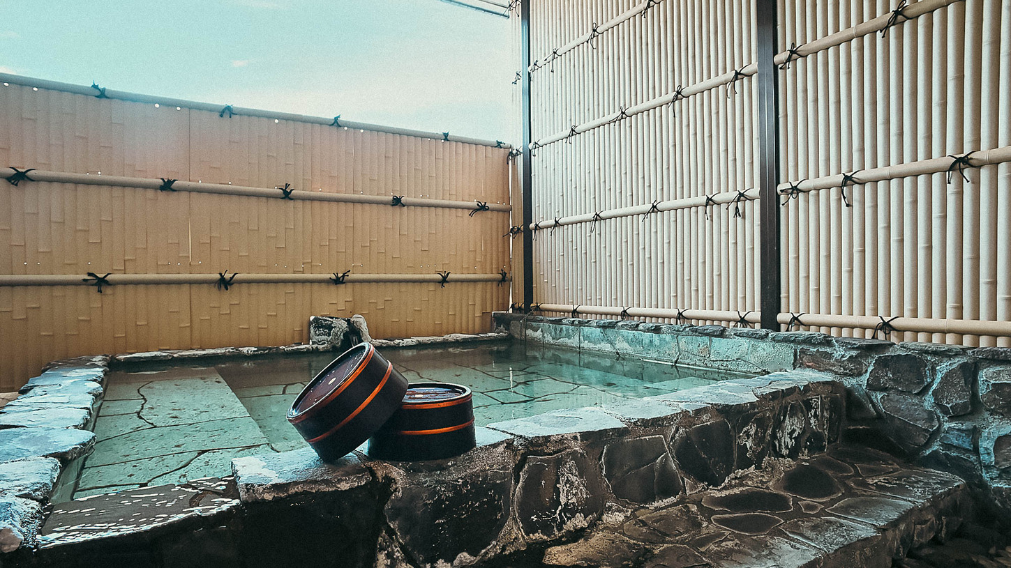 平戸の湯（露天風呂・ご婦人）／大浴場併設の露天風呂。自家源泉掛け流し。