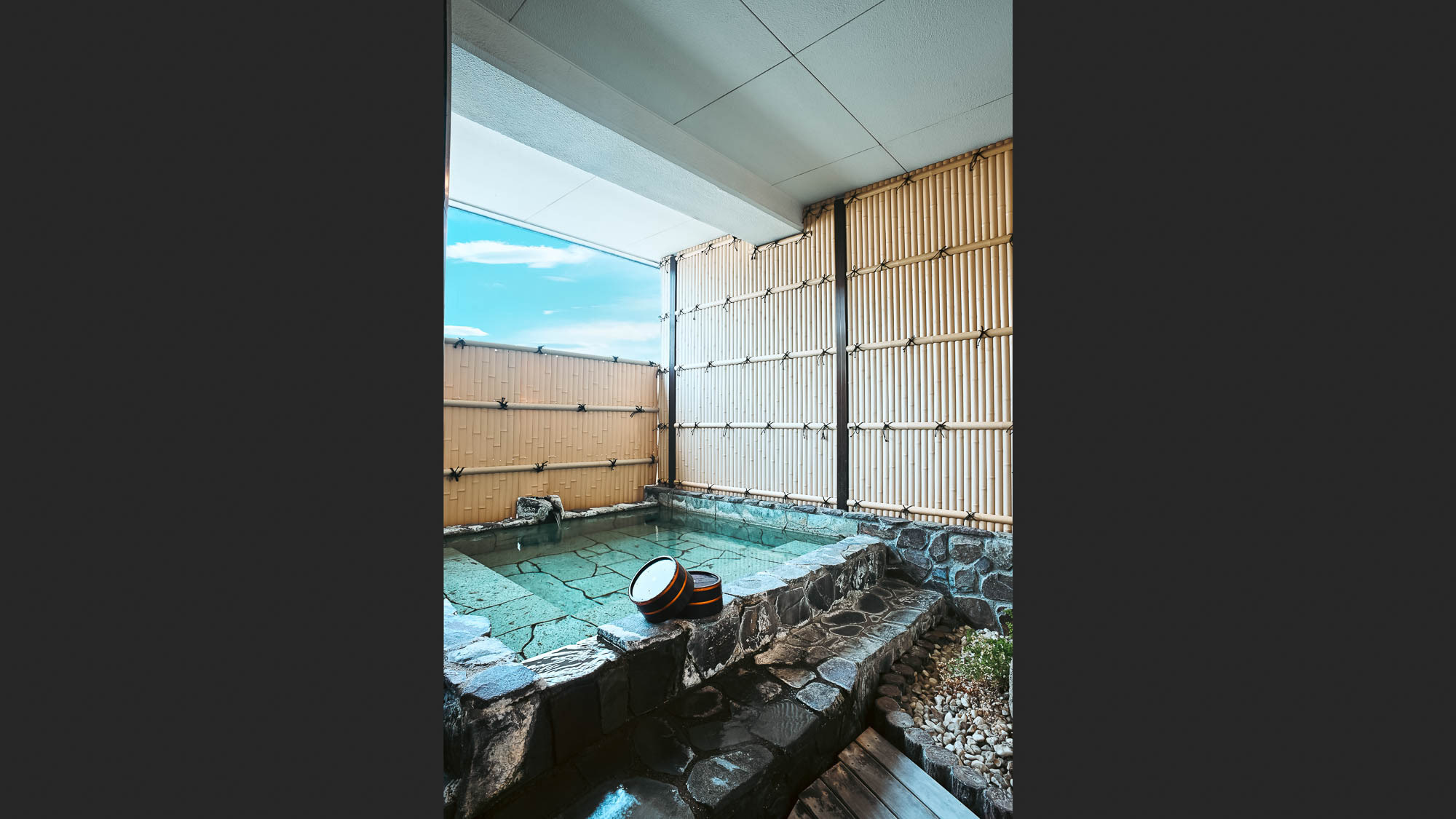 平戸の湯（露天風呂・ご婦人）／大浴場併設の露天風呂。自家源泉掛け流し。