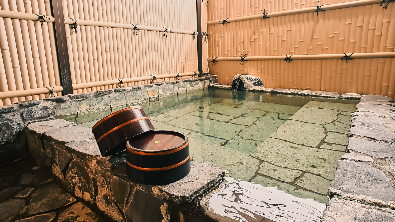 天神の湯（露天風呂・殿方）／大浴場併設の露天風呂。