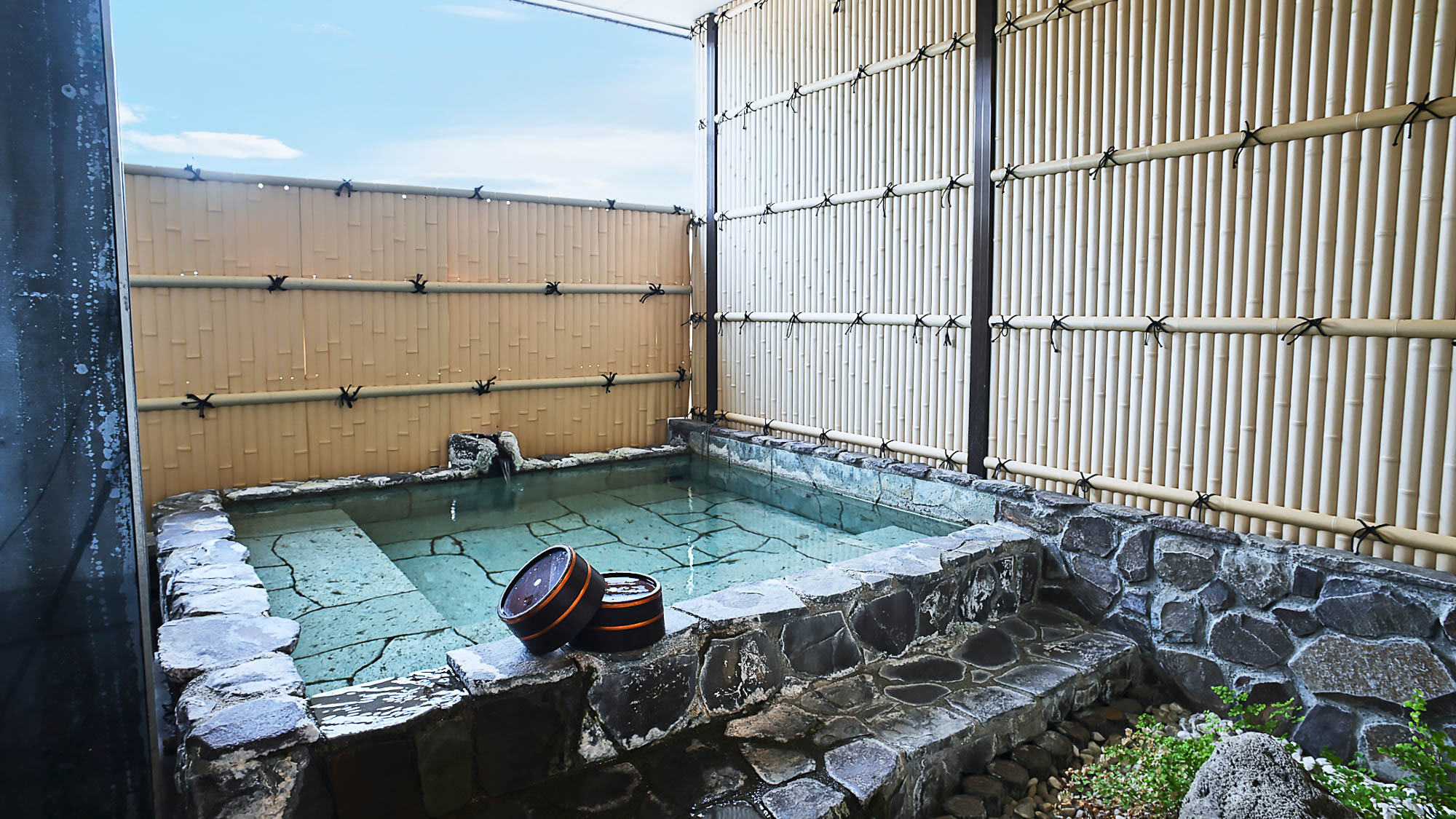 平戸の湯（露天風呂・ご婦人）／大浴場併設の露天風呂。自家源泉掛け流し。