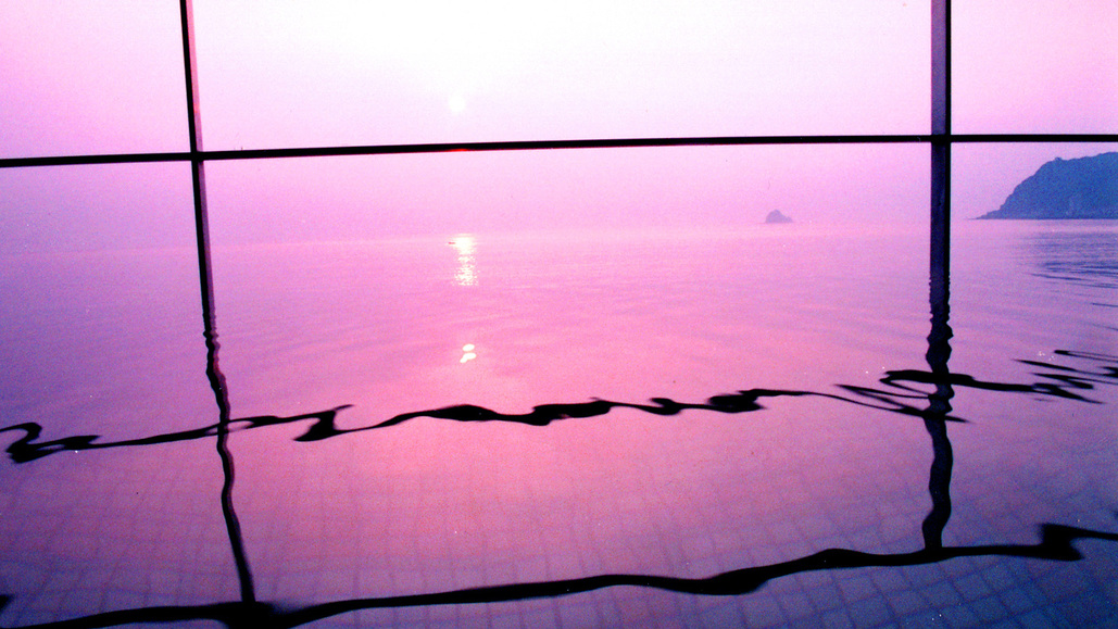 伊豆の海からのぼる朝日を望める露天風呂