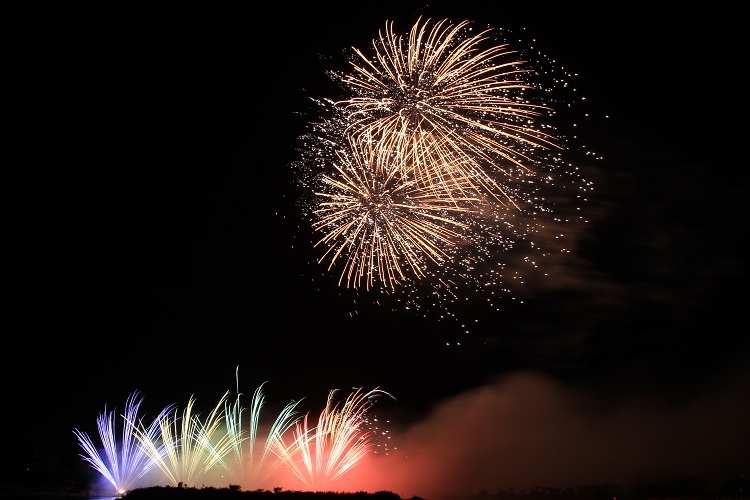 赤穂海浜公園で開催される花火大会、市民の夕べの様子