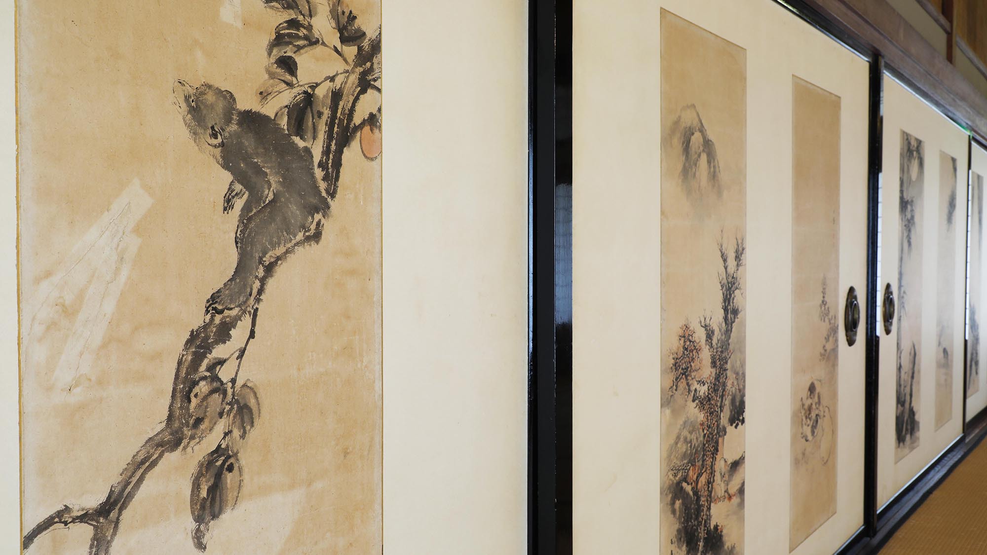 ・三階大広間 奥の間/鈴木百年が一年を通して季節を描いた12枚の襖絵に囲まれた空間