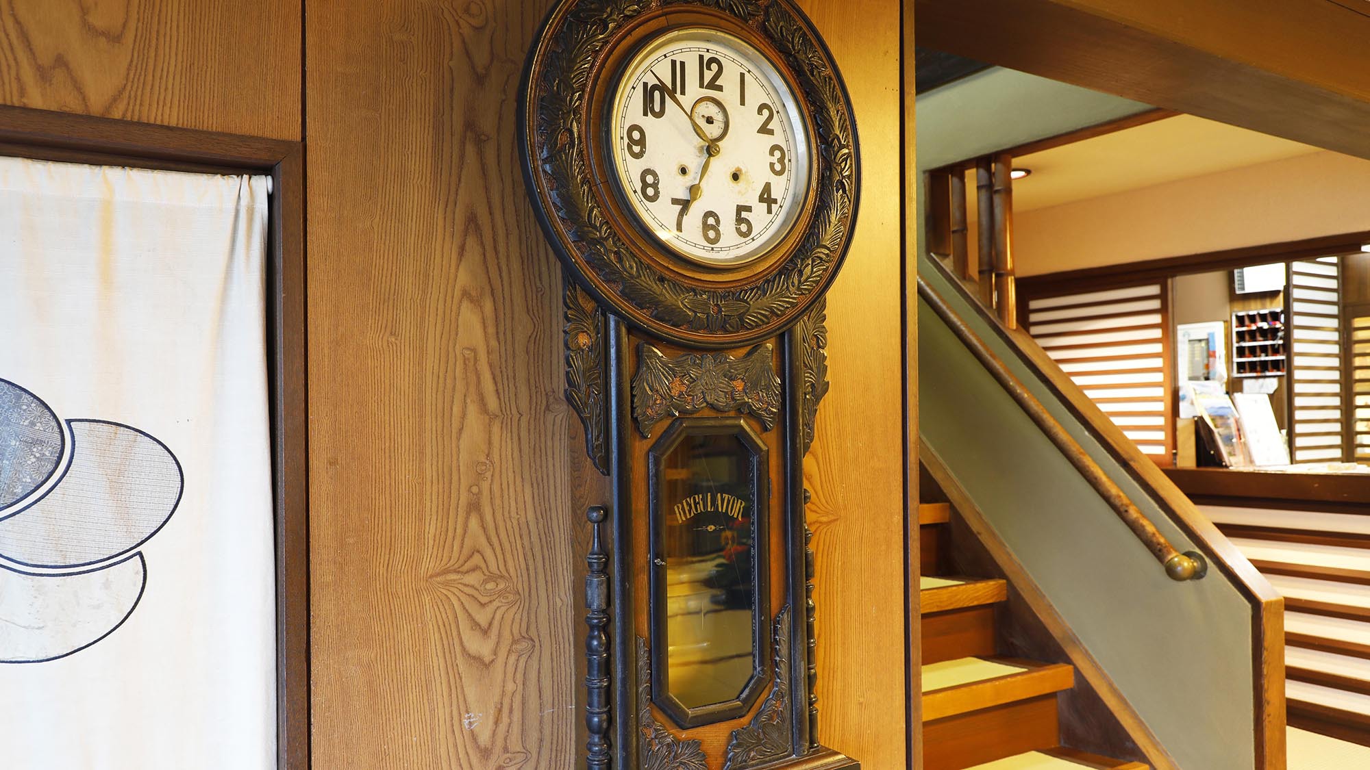 ・玄関にある時計/昭和一桁製のもので大きな古時計として親しまれています