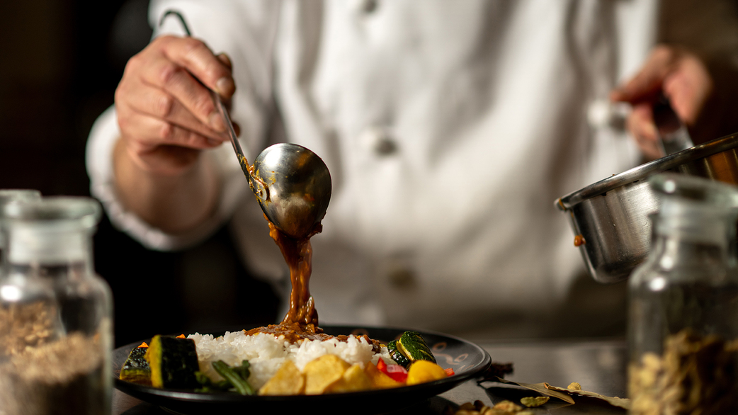 【朝食イメージ】5種のカレーは当館の名物。大手カレー屋の味やグリーンカレーなどお楽しみいただけます。