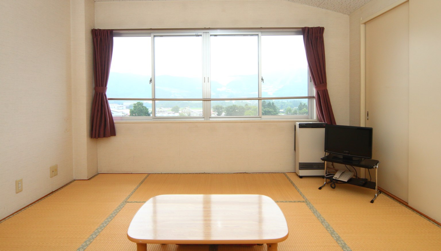 【和室8畳】新館客室。部屋からの景色は最高です。