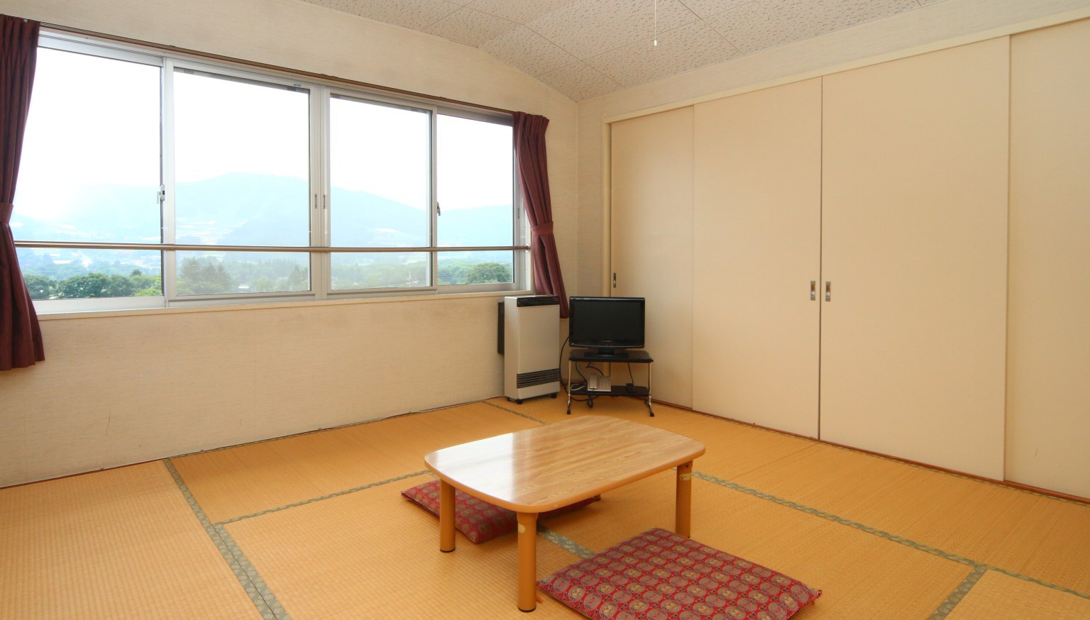 【和室8畳】新館客室。部屋からの景色は最高です。