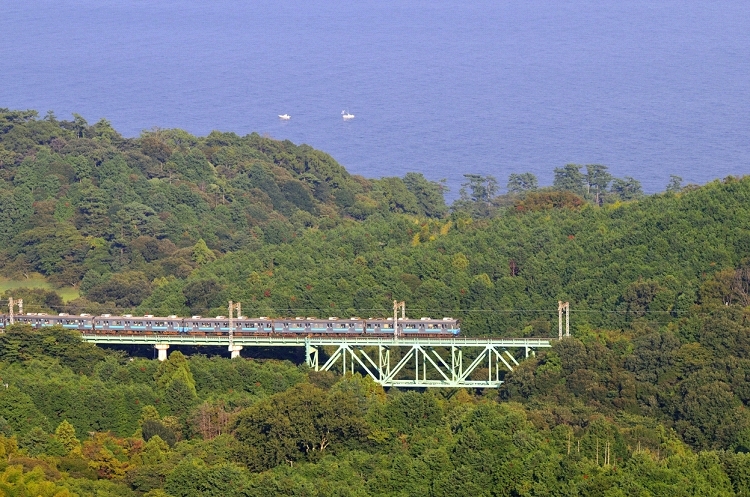 陸橋を渡る電車