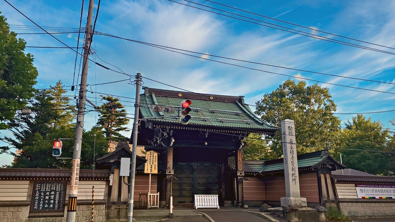 【東本願寺（真宗大谷派札幌別院）】徒歩4分。札幌市電「東本願寺」停留場からホテルまでは徒歩2分。