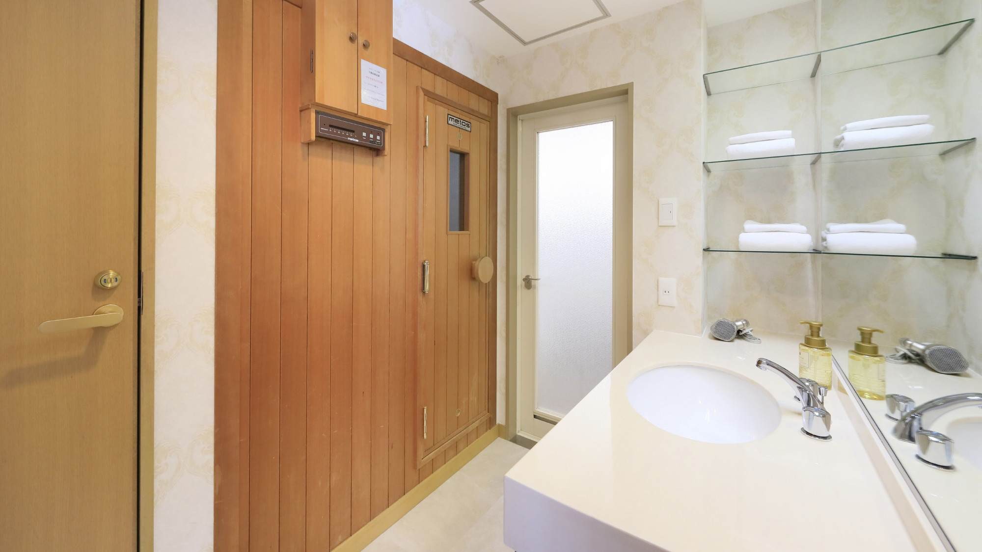 【スイート】バスルーム・トイレ・洗面所は独立、室内にサウナもございます。