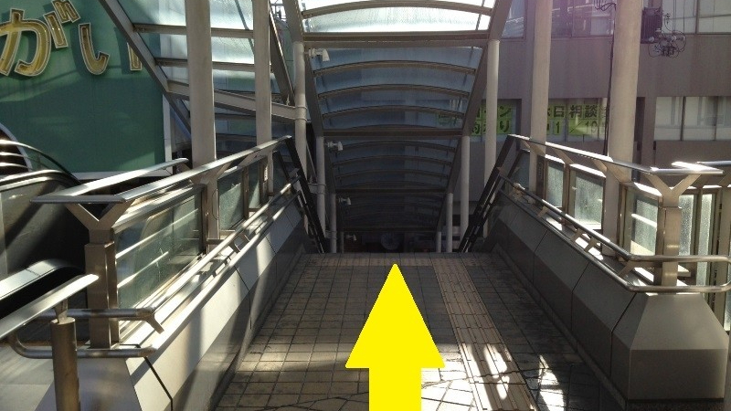 右手、階段を降ります。降りてすぐ正面に三井住友銀行が見えます