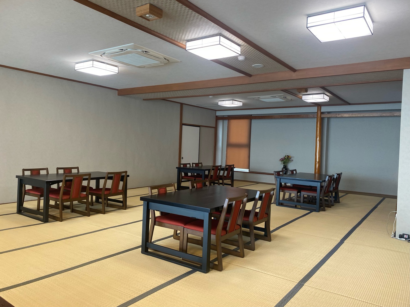 2階宴会場2024年春リニューアルいたしました。全席イスのお席となっております