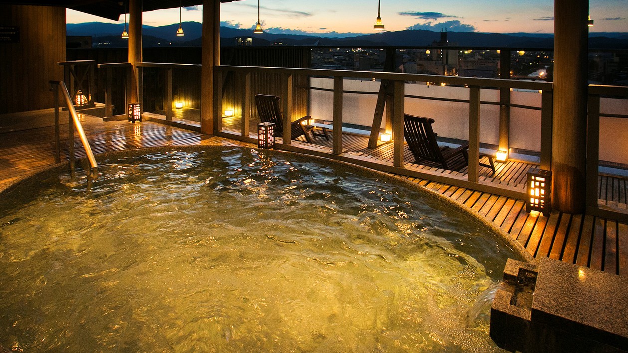 飛騨高山の美景を一望！星空を間近に愉しむ『男性専用眺望風呂』ウッドデッキが肌にやさしい。