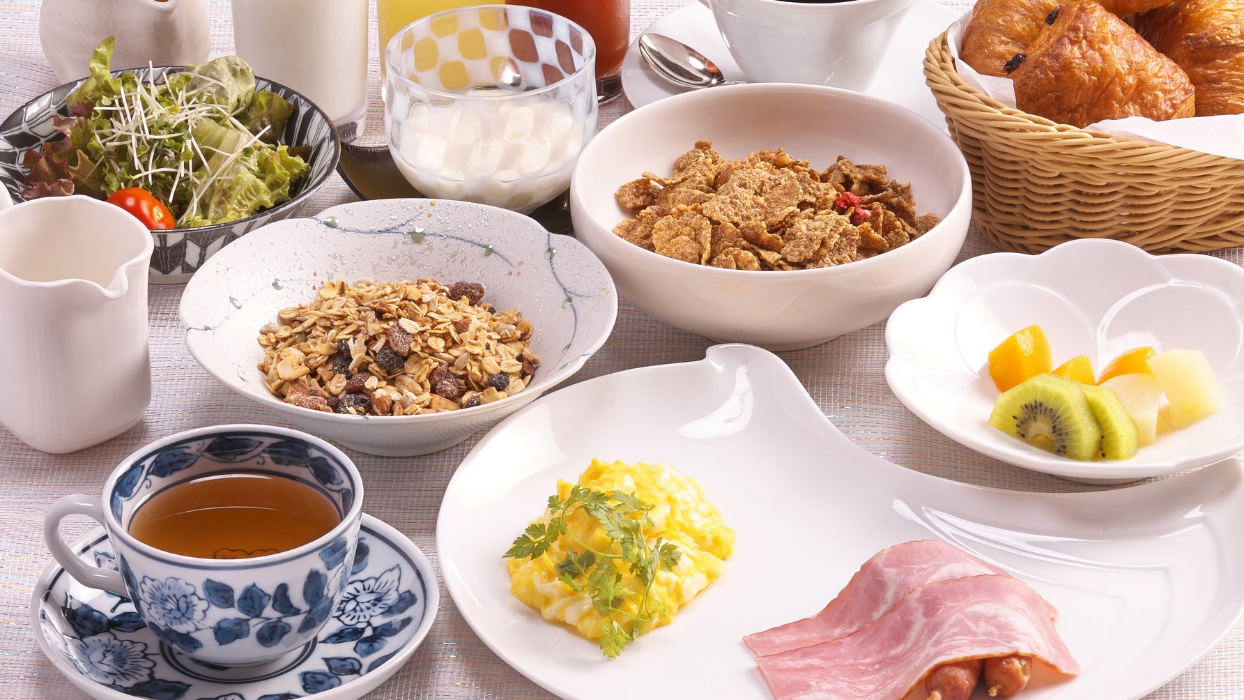 朝は和食だけでなく、洋食も選択できます