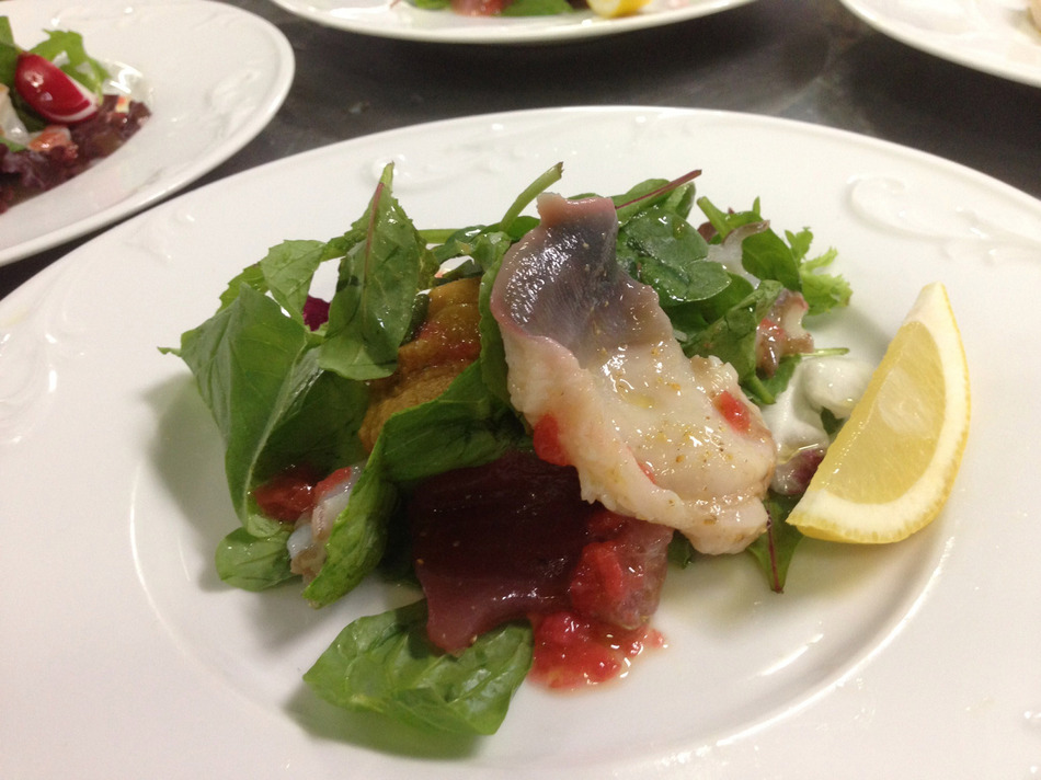 近海の海の幸を贅沢に使ったサラダ