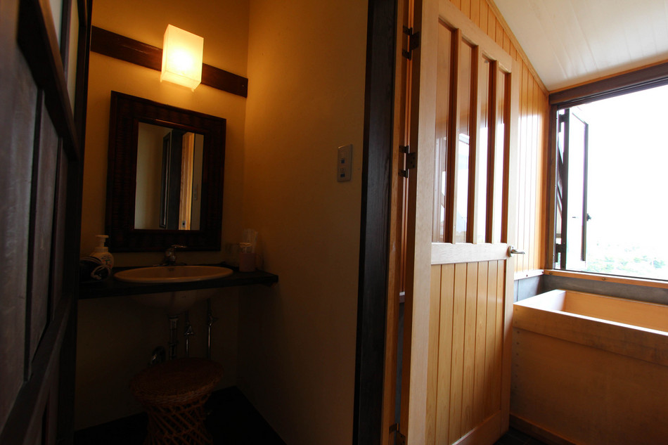 古民家の展望檜風呂とパウダールーム