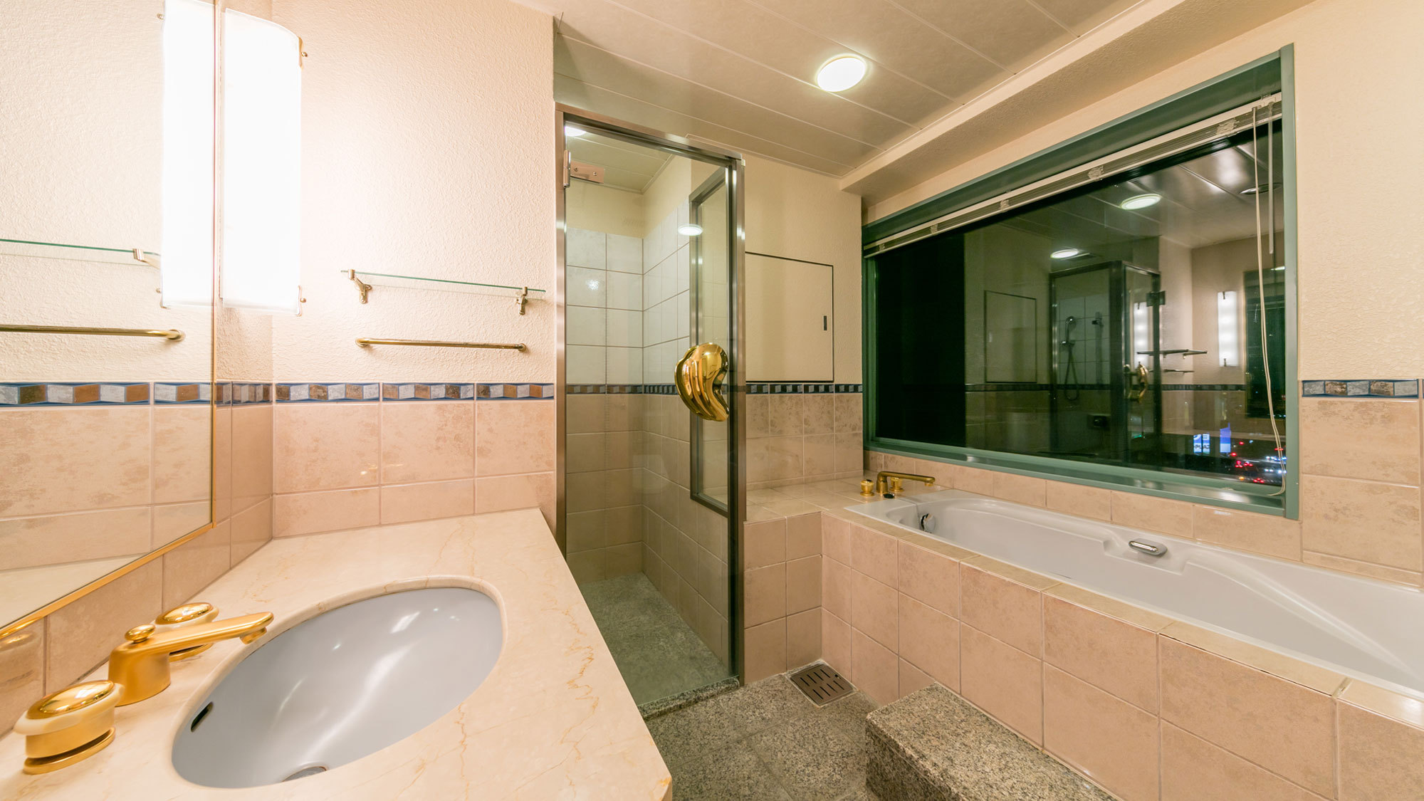 シャワーブースが別に用意されているのはDXダブルルームのみ