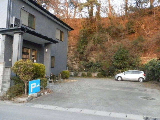 宿の前の駐車場