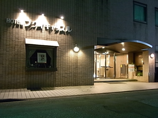 ホテル玄関の夜