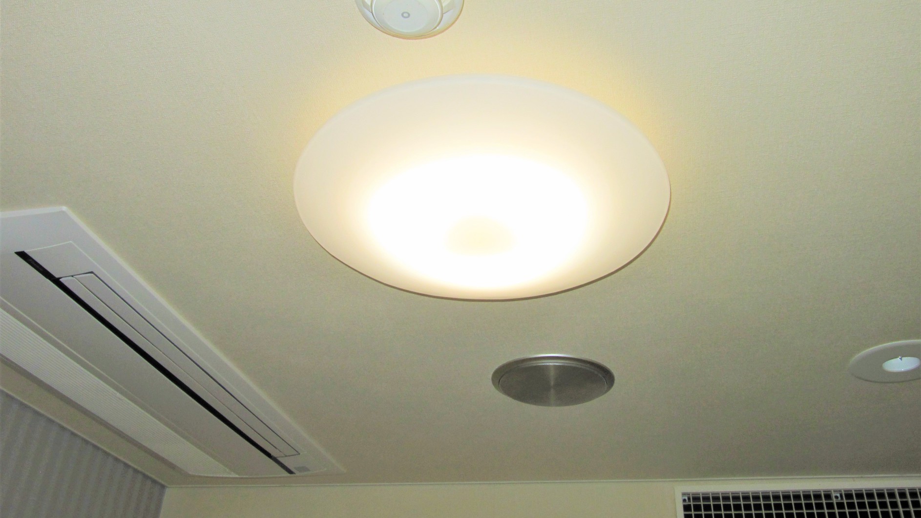 【客室特徴】シングルスタンダード&エコノミーには天井照明に明るいシーリングライトを採用しております。
