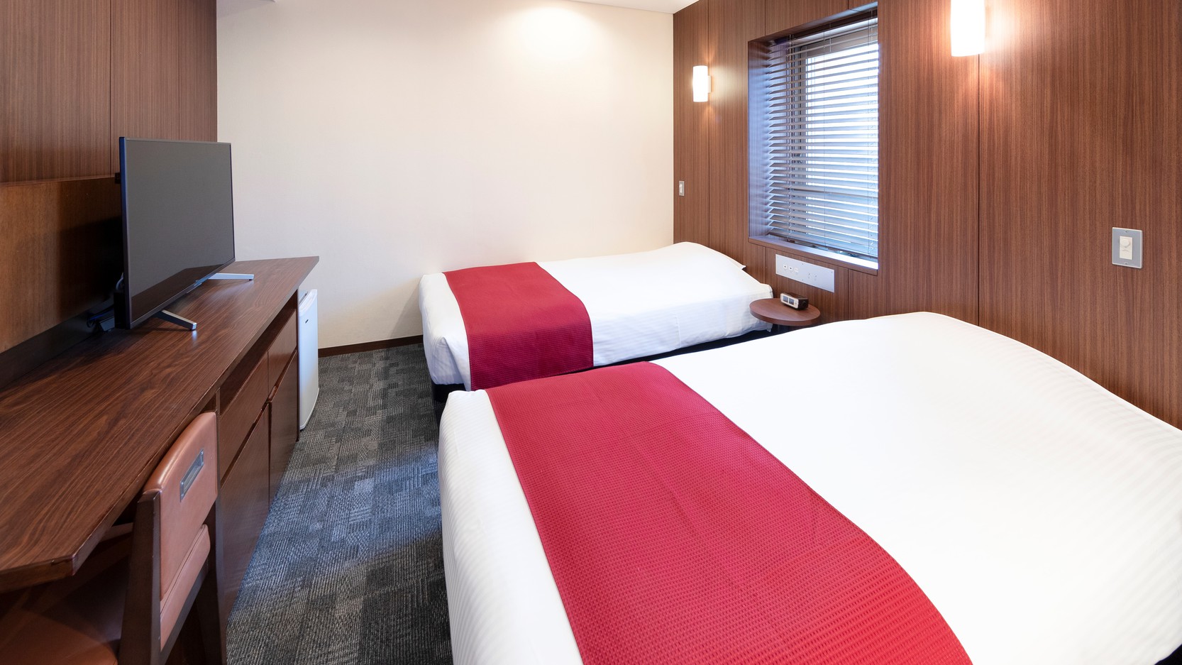 ツインデザイナーズ【ワインレッド / 禁煙 /21㎡】＝中上階※ベッド幅：各123cm