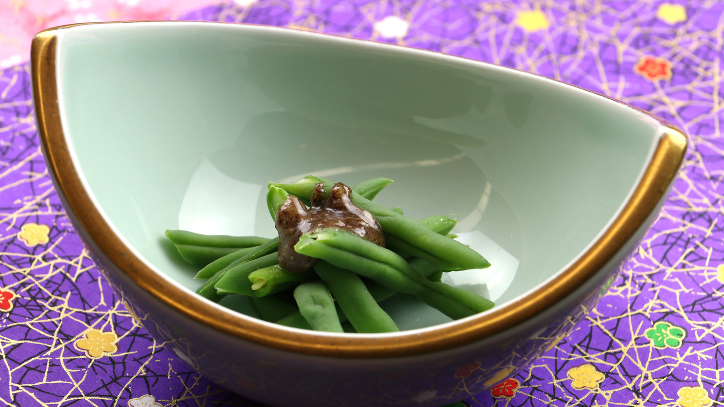 【夕食一例】地元野菜の小鉢は季節により変わります