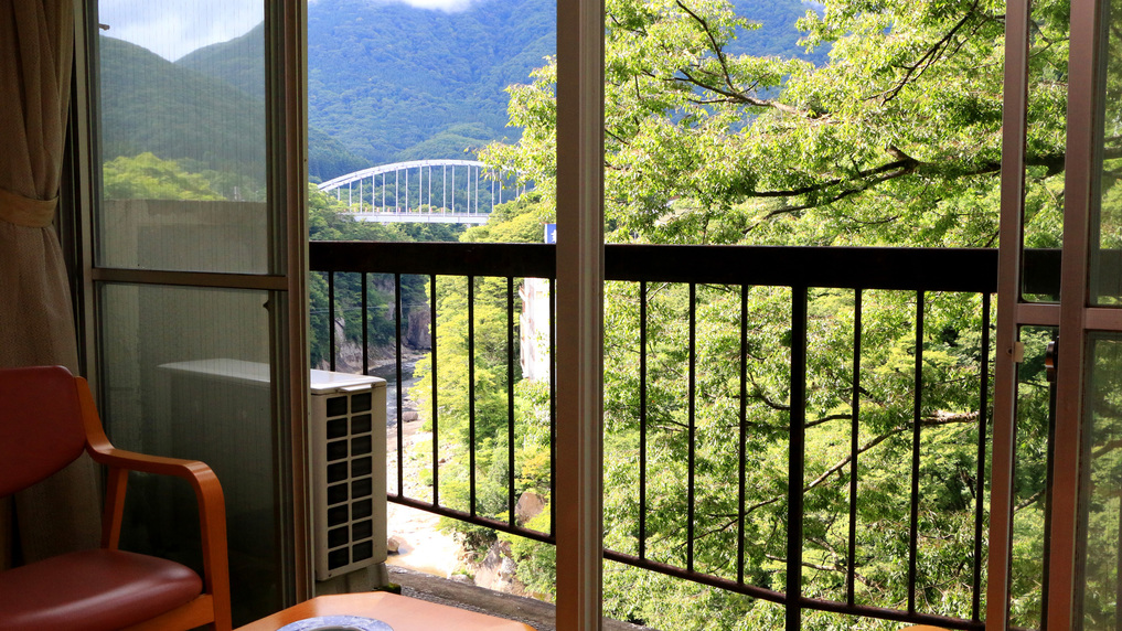 客室渓流に面し眼下に美しい景色を望めるお部屋