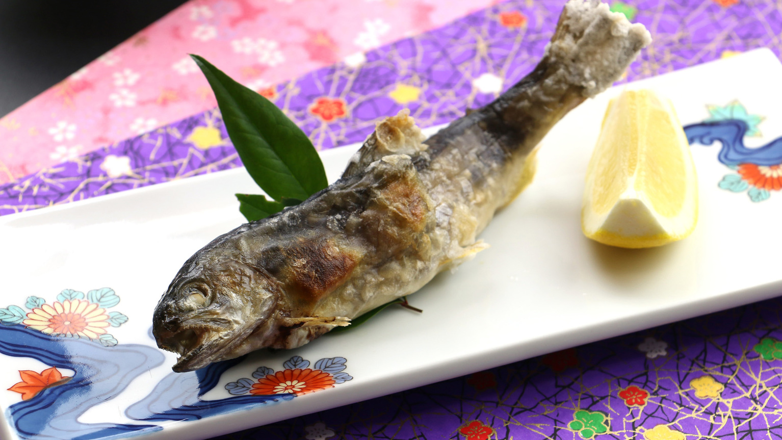 【夕食一例】川魚の塩焼きは季節により岩魚や鮎、山女になります